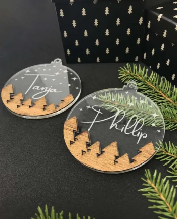 Weihnachtsbaumkugel aus Acrylglas und Holz - mit Namen